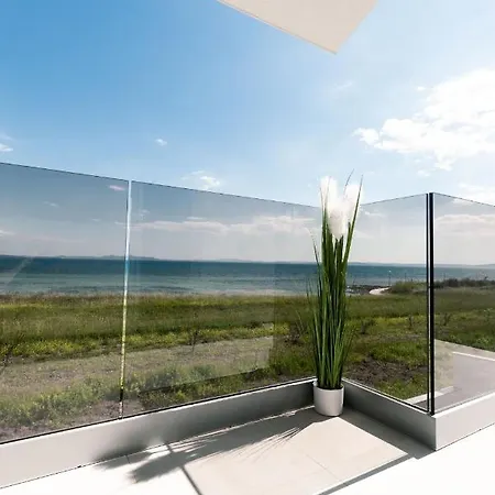 Crowonder Beachfront Blue Bay With Jacuzzi- A1