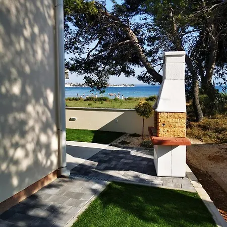 Crowonder Beachfront Blue Bay With Jacuzzi- A1 Privlaka (Zadar)