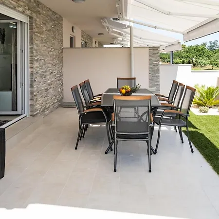 Crowonder Beachfront Blue Bay With Jacuzzi- A1