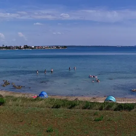 Crowonder Beachfront Blue Bay With Jacuzzi- A1 * Privlaka (Zadar)